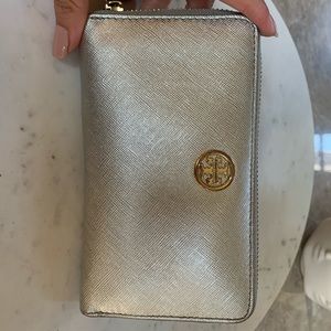 Tory Burch Wallet!!